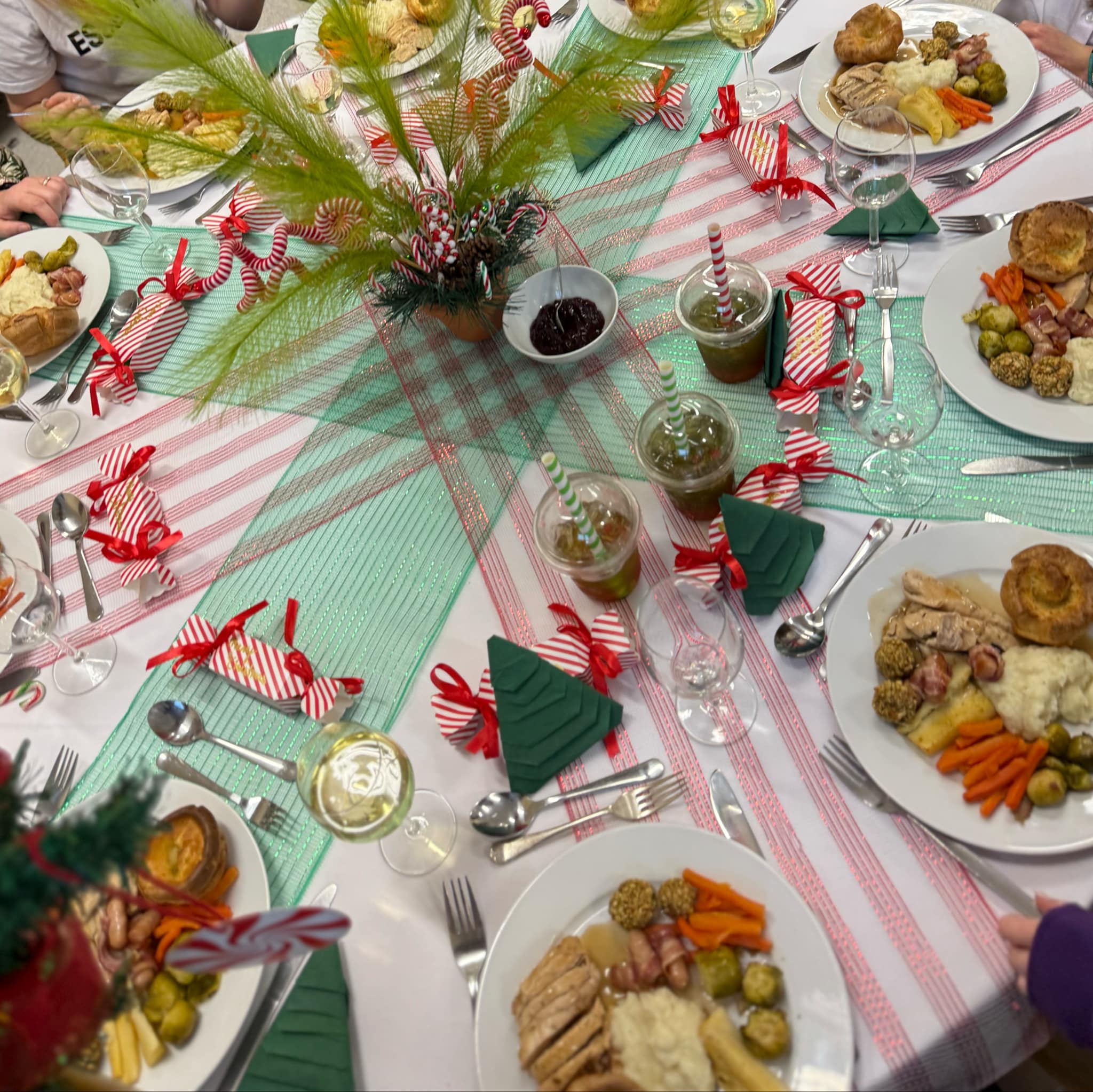 A table setting for a festive Grinch-themed Christmas lunch